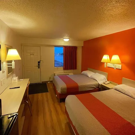 Travelodge By Wyndham Madison Heights Mi Exterior photo